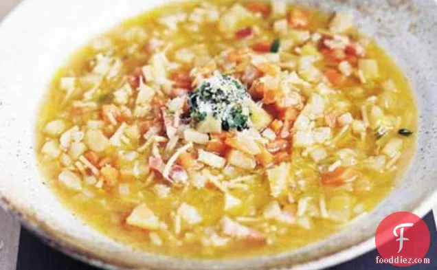 पुदीना पेस्टो के साथ सब्जी का सूप
