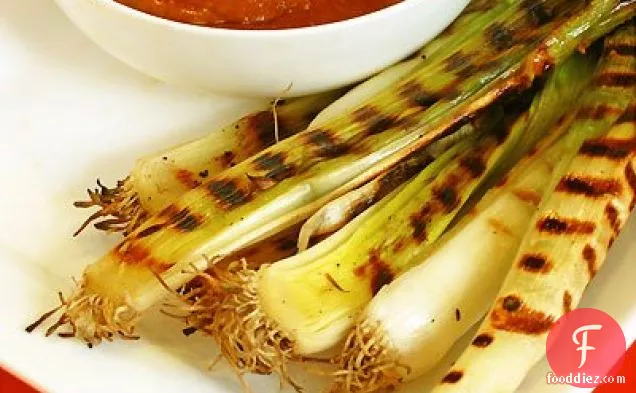 रोमेस्को (कैल्कोटाडा)के साथ ग्रील्ड लीक