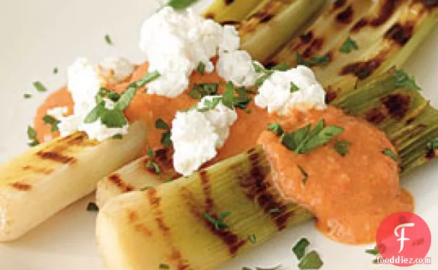 भुना हुआ काली मिर्च विनैग्रेट और बकरी पनीर के साथ ग्रील्ड लीक