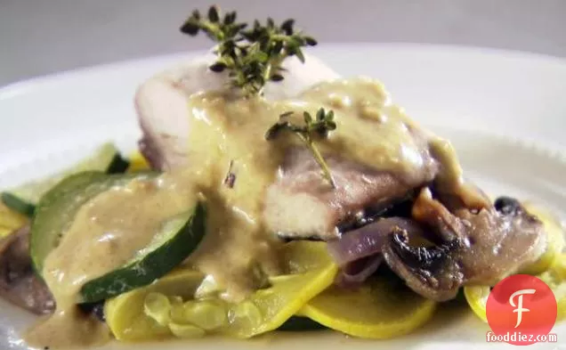 सब्जियों और लहसुन सरसों की चटनी के साथ उबली हुई माही माही