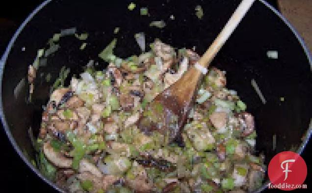 जंगली चावल, लीक और मशरूम के साथ मलाईदार चिकन सूप