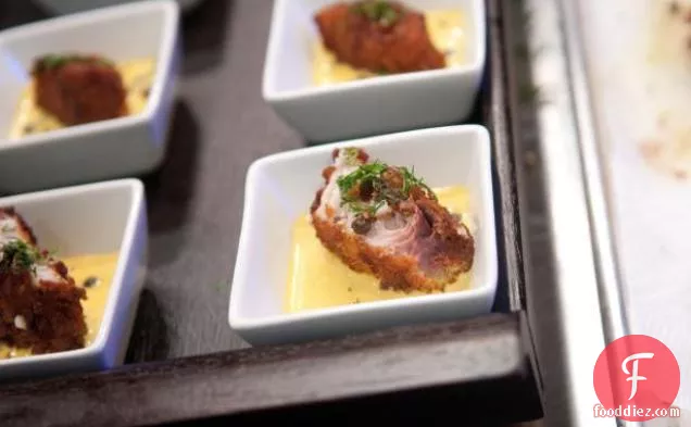 करी डिल एओली के साथ टाउन हाउस फ्लैटब्रेड क्रिस्प्स क्रस्टेड माही माही