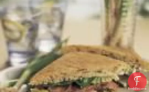 ग्रील्ड बेबी लीक, हरा लहसुन और भुना हुआ भेड़ का बच्चा सैंडविच