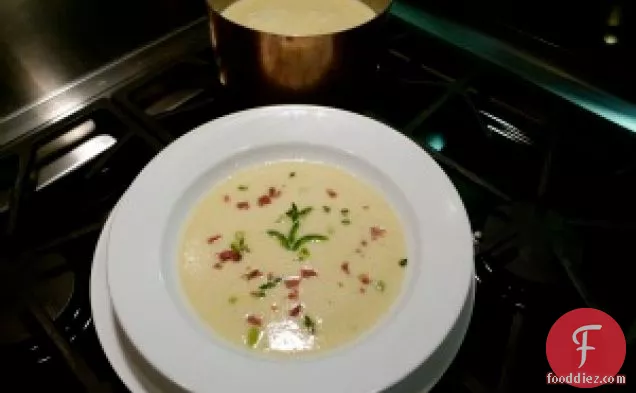 बेकन बिट्स के साथ मलाईदार मकई का सूप