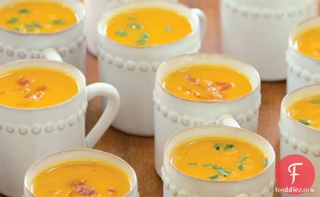 प्रोसिटुट्टो क्रिस्प्स के साथ शकरकंद का सूप