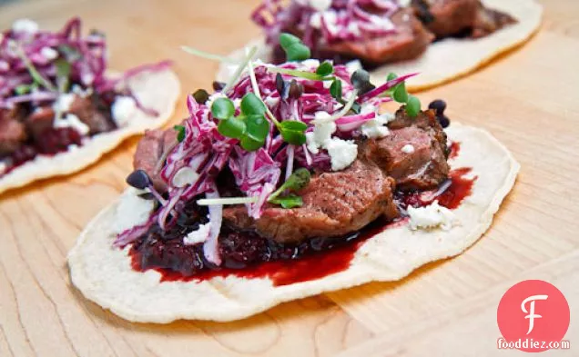 चिपोटल चेरी साल्सा और क्रम्बल बकरी पनीर के साथ बतख टैकोस