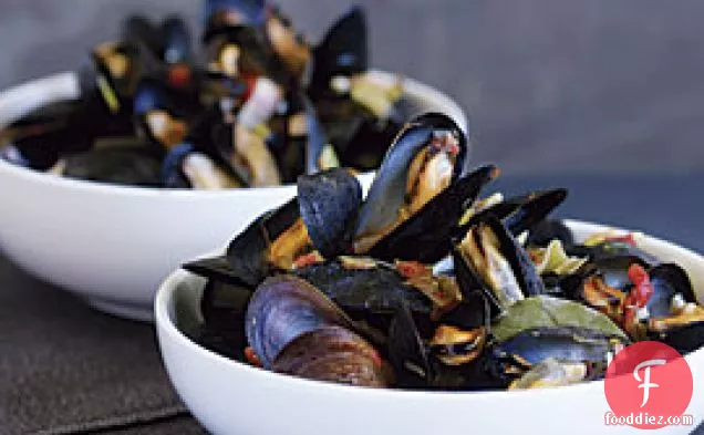 Mussels Steamed With Leeks, Tomatoes & Garlic