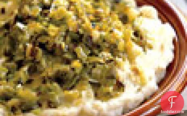 लहसुन, मस्कारपोन और कारमेलाइज्ड लीक के साथ मैश किए हुए आलू