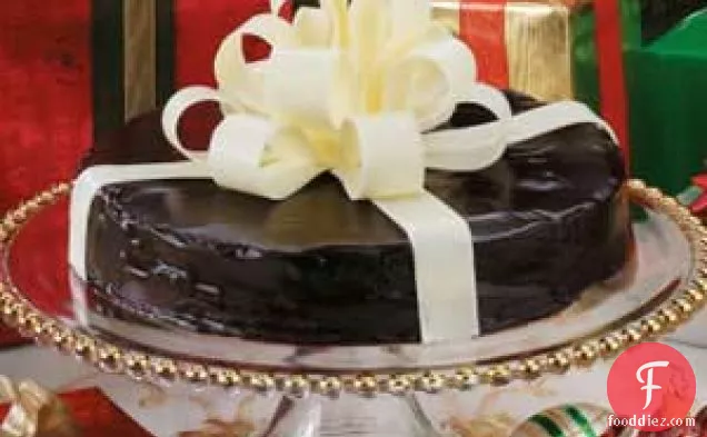 उपहार में लपेटा हुआ चॉकलेट केक