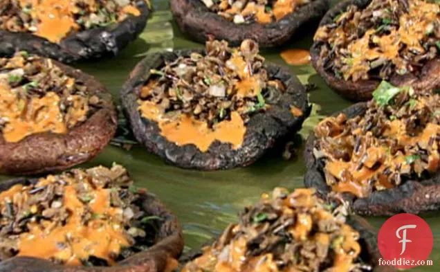 जंगली चावल-बादाम पिलाफ और पिक्विलो काली मिर्च विनैग्रेट से भरा हुआ ग्रिल्ड पोर्टोबेलोस