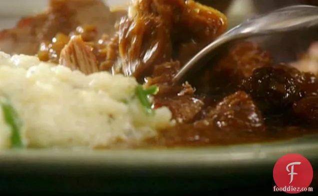 मशरूम ग्रेवी के साथ संडे पॉट रोस्ट