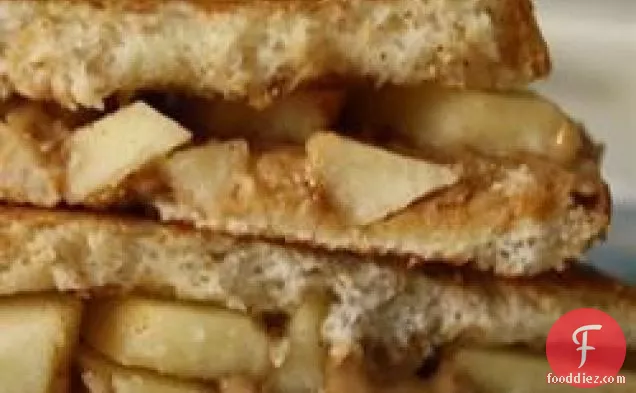 ग्रील्ड मूंगफली का मक्खन सेब सैंडविच