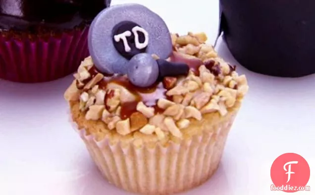 नमकीन कारमेल फिलिंग के साथ पीनट बटर कपकेक के लिए मेवे