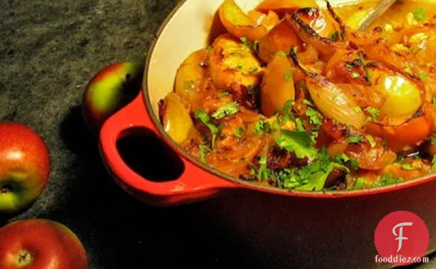 कारमेलिज्ड प्याज और सेब के साथ एप्पल साइडर चिकन