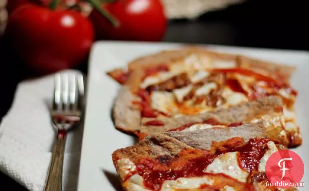 कारमेलिज्ड प्याज के साथ बीबीक्यू चिकन पिज्जा