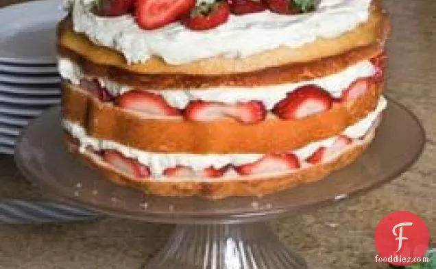 स्ट्रॉबेरी और व्हीप्ड क्रीम के साथ केक ले जाएं