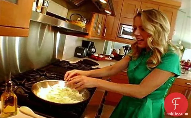 सौंफ, प्याज और टमाटर के साथ स्नैपर