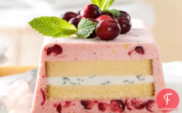 पाउंड केक के साथ क्रैनबेरी-लाइम सेमीफ्रेडो