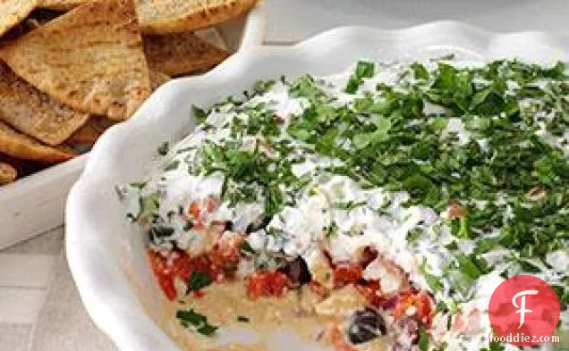 पिटा चिप्स के साथ स्तरित भूमध्यसागरीय डिप