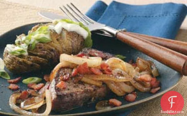 गुड़-चमकीले प्याज के साथ स्टेक