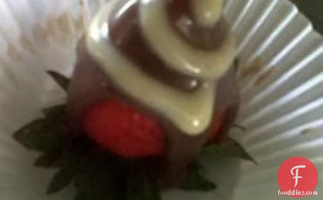लिकर-इन्फ्यूज्ड चॉकलेट स्ट्रॉबेरी