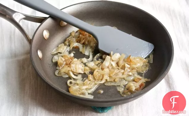 शकरकंद और कारमेलिज्ड प्याज फ्रिटाटा