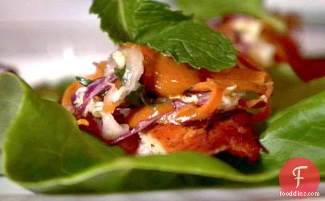 मूंगफली-लाल चिली मोल सॉस के साथ युकाटन मैरीनेटेड चिकन स्कूवर्स