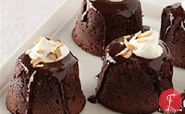 व्यक्तिगत चॉकलेट-अमारेटो लावा केक