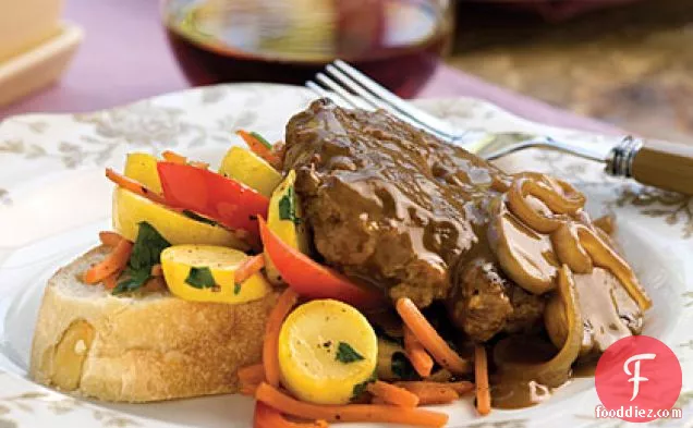 मीठे प्याज-मशरूम ग्रेवी के साथ हैमबर्गर स्टेक