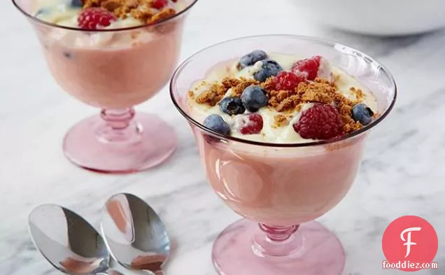 Vanilla Pudding with Fresh Berries and Gingersnaps