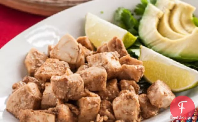 मसालेदार चिपोटल मसाला के साथ फास्ट फिश टैकोस