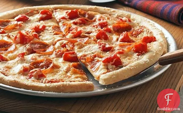 चीज़ी पेपरोनी परमेसन पिज़्ज़ा