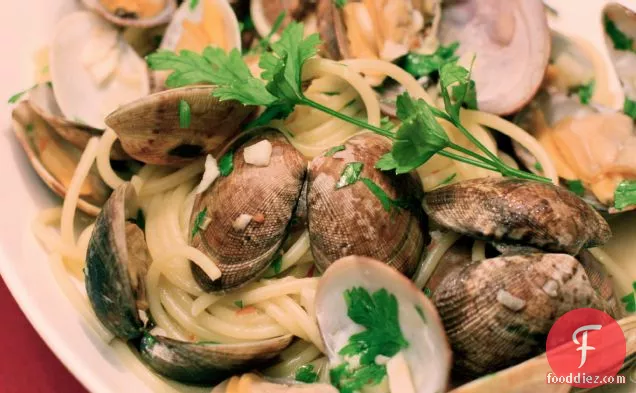 Spaghetti And Clams In White Wine Sauce