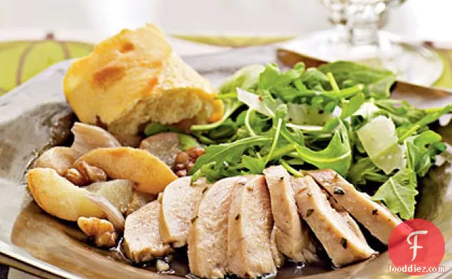 चिकन को नाशपाती, छिछले और अखरोट के साथ भूनें