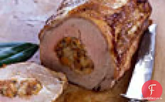 खुबानी और उथले भराई के साथ भुना हुआ सूअर का मांस