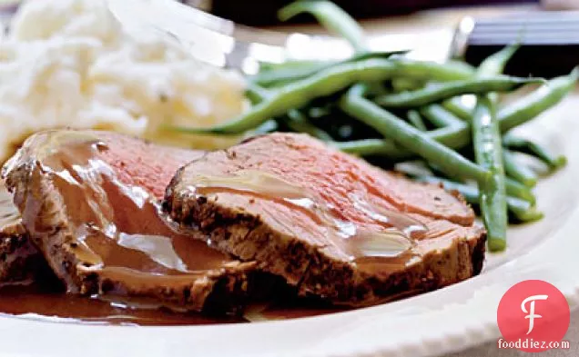 मिश्रित पेपरकॉर्न बीफ टेंडरलॉइन उथले-पोर्ट कमी के साथ