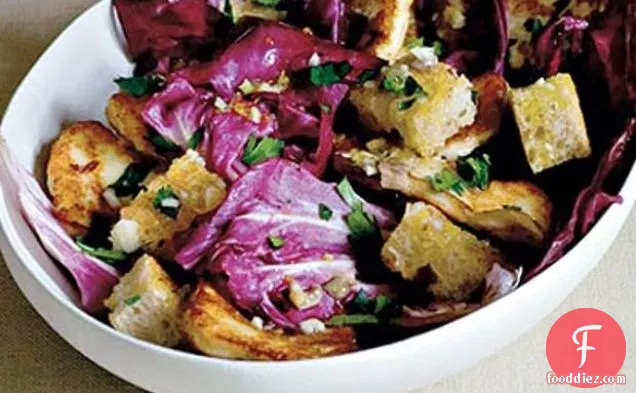 नींबू एंकोवी ड्रेसिंग के साथ रेडिकियो और हॉलौमी सलाद