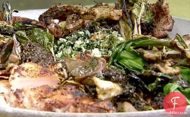 ग्रिल्ड चिकन ब्रेस्ट के साथ फोर्ज्ड सब्जियां, बिछुआ पेस्टो और ग्रिल्ड लाइटनिंग ट्री फार्म फ्लैटब्रेड