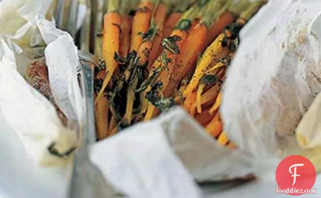 बेबी गाजर एक पेपर बैग में पकाया जाता है