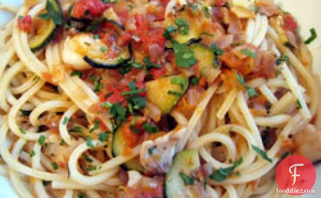 डिनर टुनाइट: मोनफिश, थाइम और ज़ुचिनी के साथ लिंगुइन