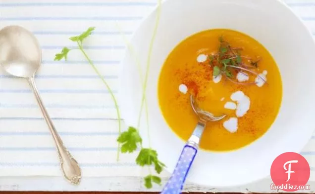 जीरा और धनिया के साथ गाजर और सेब का सूप
