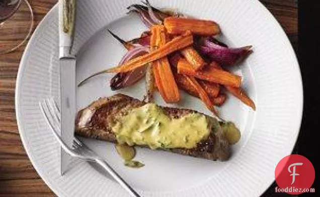 भुना हुआ गाजर और प्याज के साथ स्टेक