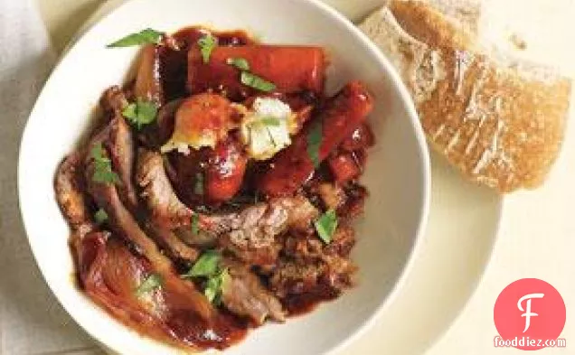 आलू और गाजर के साथ धीमी कुकर कॉफी-ब्रेज़्ड ब्रिस्केट