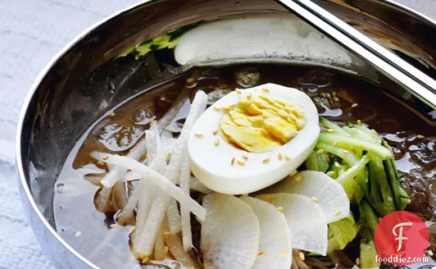 शाकाहारी नेंगम्युन (कोरियाई ठंडे नूडल्स)