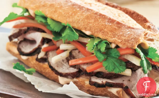वियतनामी शैली के ग्रील्ड पोर्क सैंडविच
