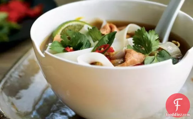हनोई बीफ और चावल नूडल सूप (फो बो)