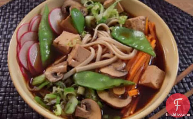 सब्जियों और टोफू के साथ शोरबा में एशियाई नूडल्स