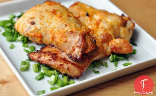 मिसो और अदरक के साथ मसालेदार भुना हुआ चिकन जांघ