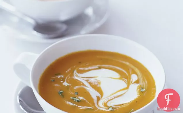 क्रेम फ्रैच के साथ गाजर का सूप