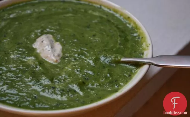 नींबू, तुलसी और अदरक के साथ ठंडा मटर का सूप